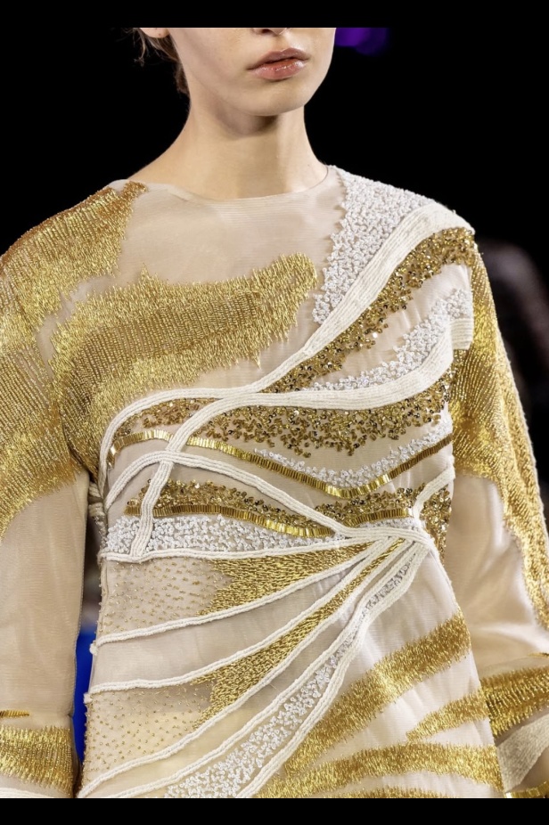 كاب من الريش والشيفون من مجموعة رزان العزوني ربيع_صيف ٢٠٢٦