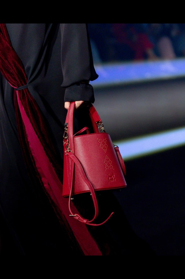 قدّم المصمم قطع عصرية بألوان جريئة بين قطعه التقليدية ليكسر الحاجز بين هذين العالمين و يروي قصة انسيابية للمجموعة 