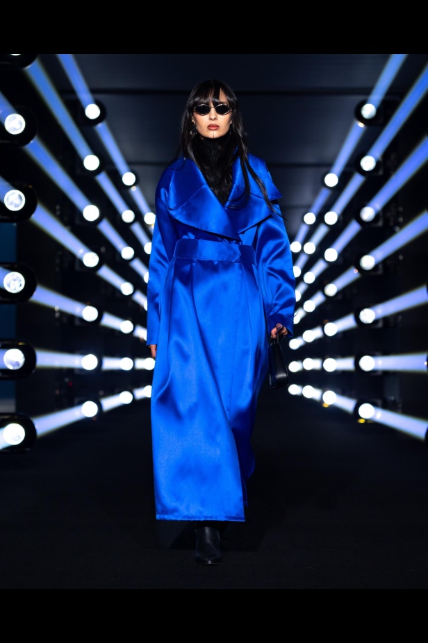 قدّم المصمم قطع عصرية بألوان جريئة بين قطعه التقليدية ليكسر الحاجز بين هذين العالمين و يروي قصة انسيابية للمجموعة 