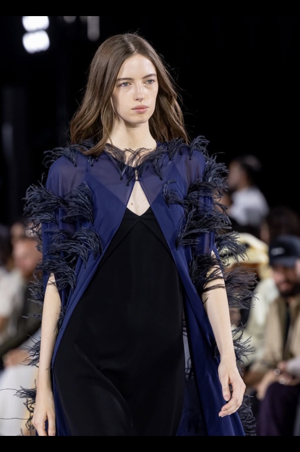 كاب من الريش والشيفون من مجموعة رزان العزوني ربيع_صيف ٢٠٢٦