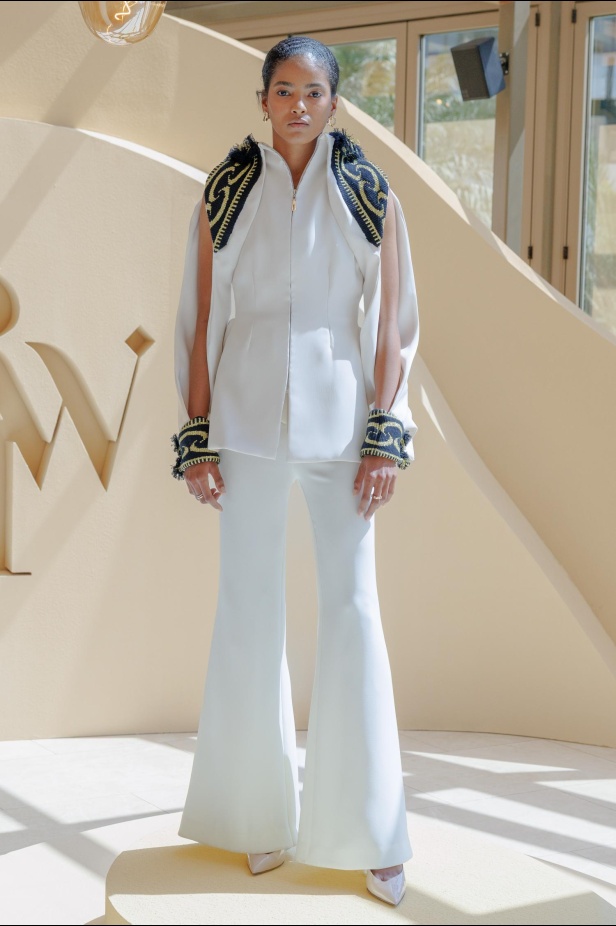 لمسة قوية على البدلة الكلاسيكية البيضاء_ أكتاف مطرزة بالأسود والذهبي بالتطريز التراثي السعودي لتصنع إطلالة لافتة