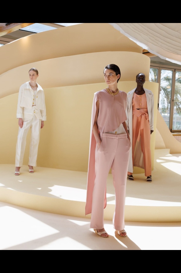 تحتفي المجموعة بالمرأة العصرية التي تمضي قدماً بقوة