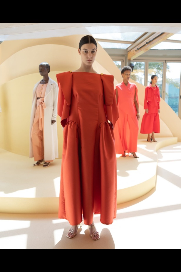 تحتفي المجموعة بالمرأة العصرية التي تمضي قدماً بقوة