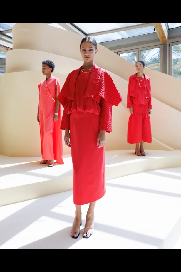 تحتفي المجموعة بالمرأة العصرية التي تمضي قدماً بقوة