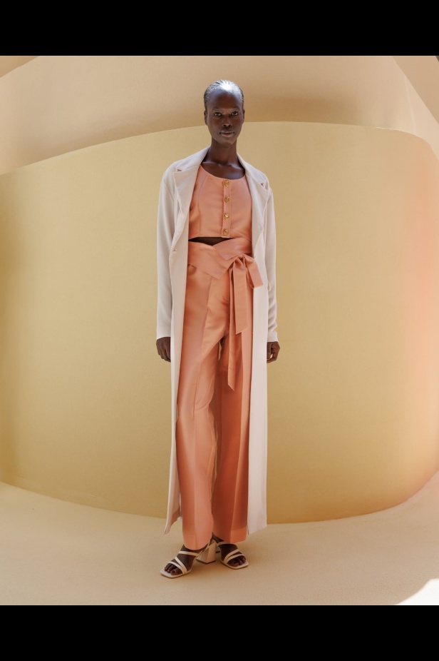 تحتفي المجموعة بالمرأة العصرية التي تمضي قدماً بقوة