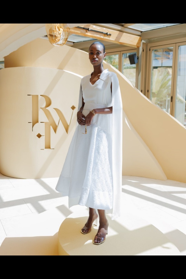 تحتفي المجموعة بالمرأة العصرية التي تمضي قدماً بقوة