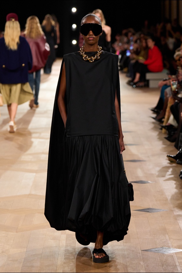 حين عاد النبض إلى "بالنسياغا": مجموعة ربيع و صيف 2026 للملابس الجاهزة