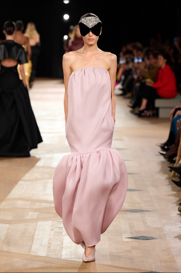 حين عاد النبض إلى "بالنسياغا": مجموعة ربيع و صيف 2026 للملابس الجاهزة