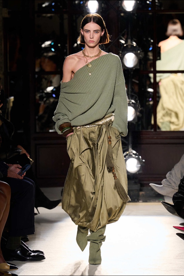 مجموعة Balmain لربيع وصيف 2026 تعيد موضة الأصداف والخرز الى عروض باريس