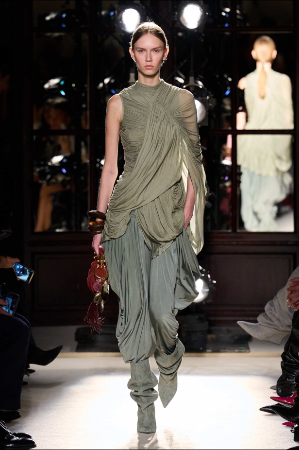 مجموعة Balmain لربيع وصيف 2026 تعيد موضة الأصداف والخرز الى عروض باريس