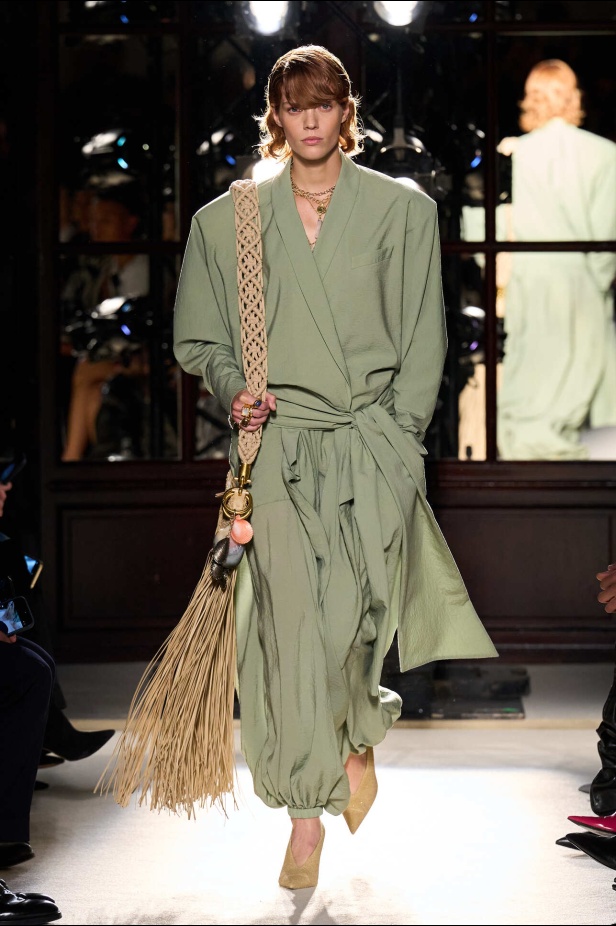 مجموعة Balmain لربيع وصيف 2026 تعيد موضة الأصداف والخرز الى عروض باريس