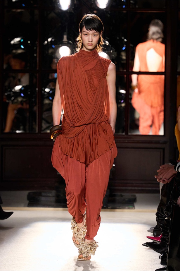 مجموعة Balmain لربيع وصيف 2026 تعيد موضة الأصداف والخرز الى عروض باريس