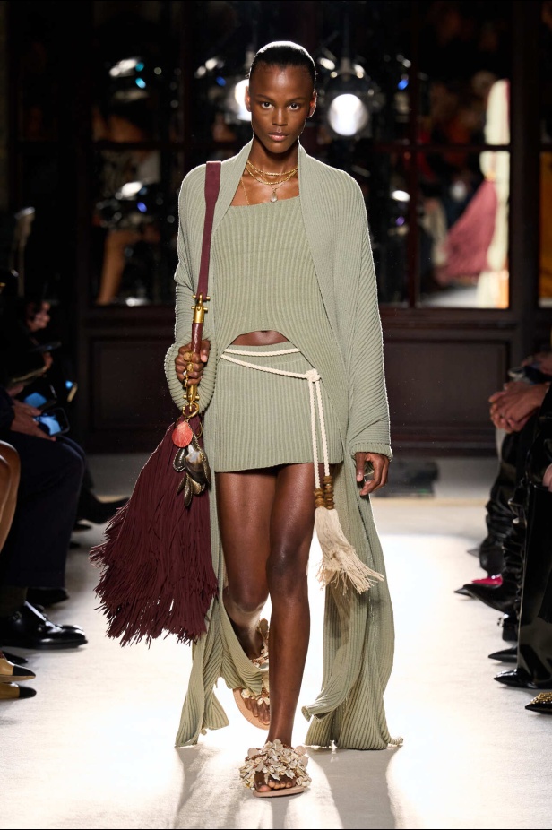 مجموعة Balmain لربيع وصيف 2026 تعيد موضة الأصداف والخرز الى عروض باريس