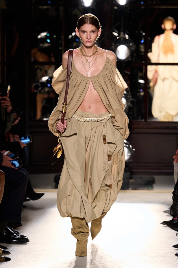 مجموعة Balmain لربيع وصيف 2026 تعيد موضة الأصداف والخرز الى عروض باريس