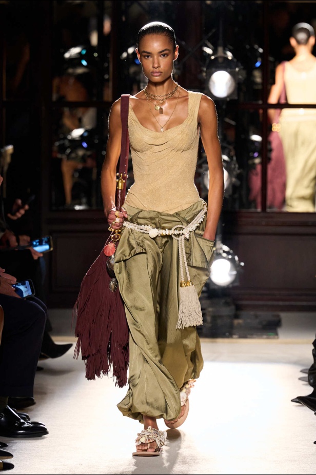 مجموعة Balmain لربيع وصيف 2026 تعيد موضة الأصداف والخرز الى عروض باريس