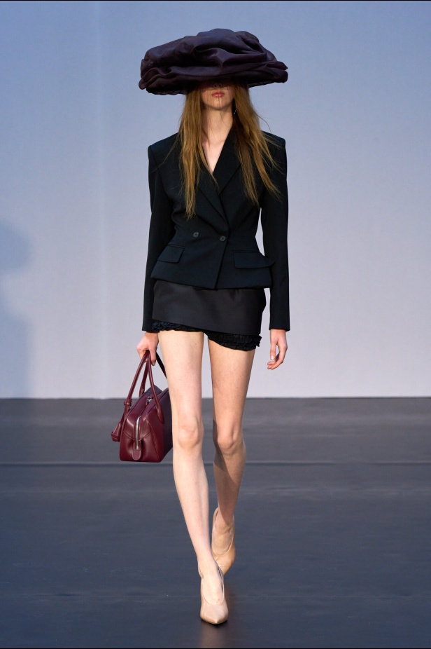 مجموعة Magda Butrym تمزج بين القوة والرومانسية في تصاميم ربيع وصيف 2026