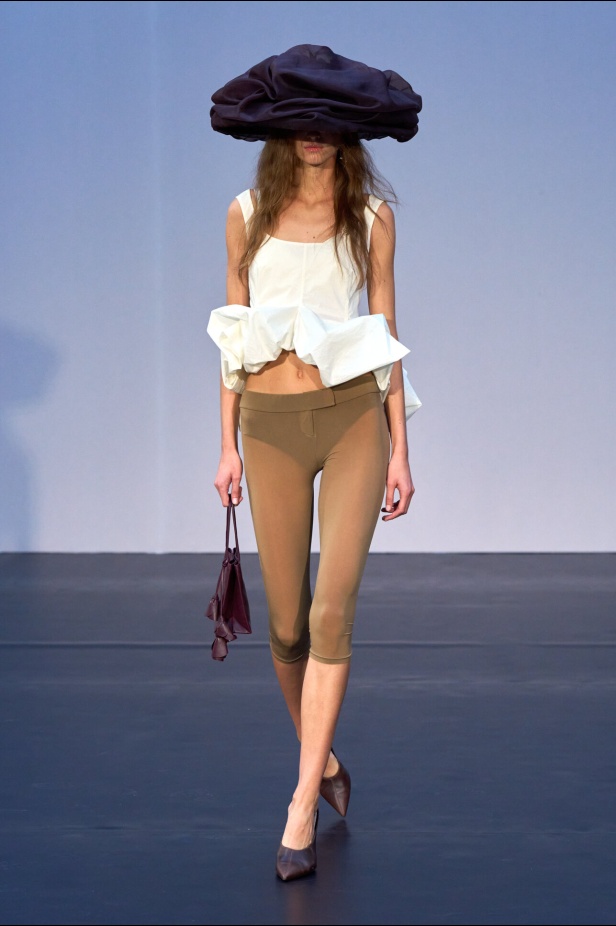 مجموعة Magda Butrym تمزج بين القوة والرومانسية في تصاميم ربيع وصيف 2026