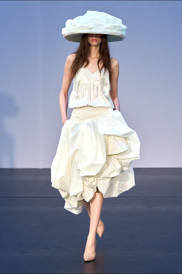 مجموعة Magda Butrym تمزج بين القوة والرومانسية في تصاميم ربيع وصيف 2026