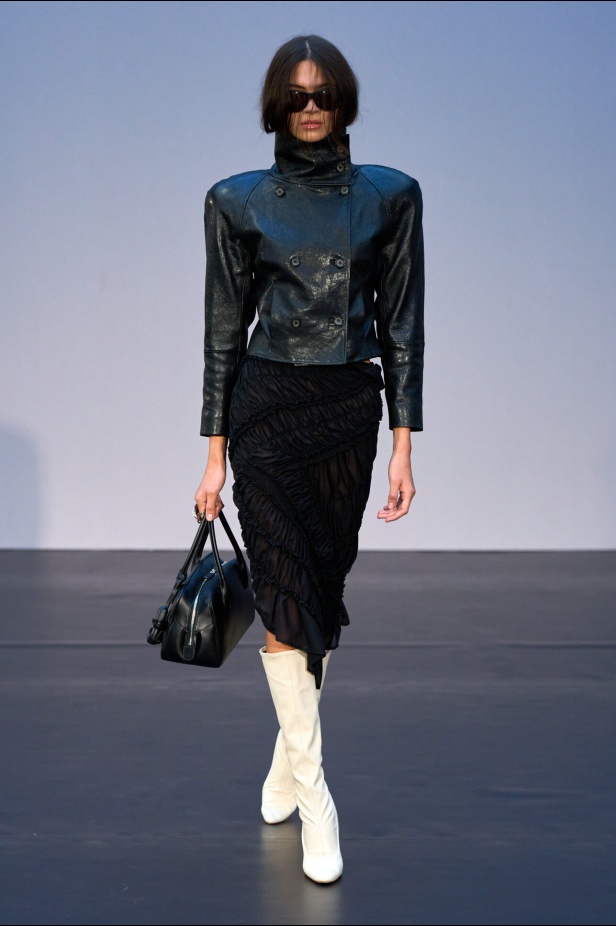 مجموعة Magda Butrym تمزج بين القوة والرومانسية في تصاميم ربيع وصيف 2026