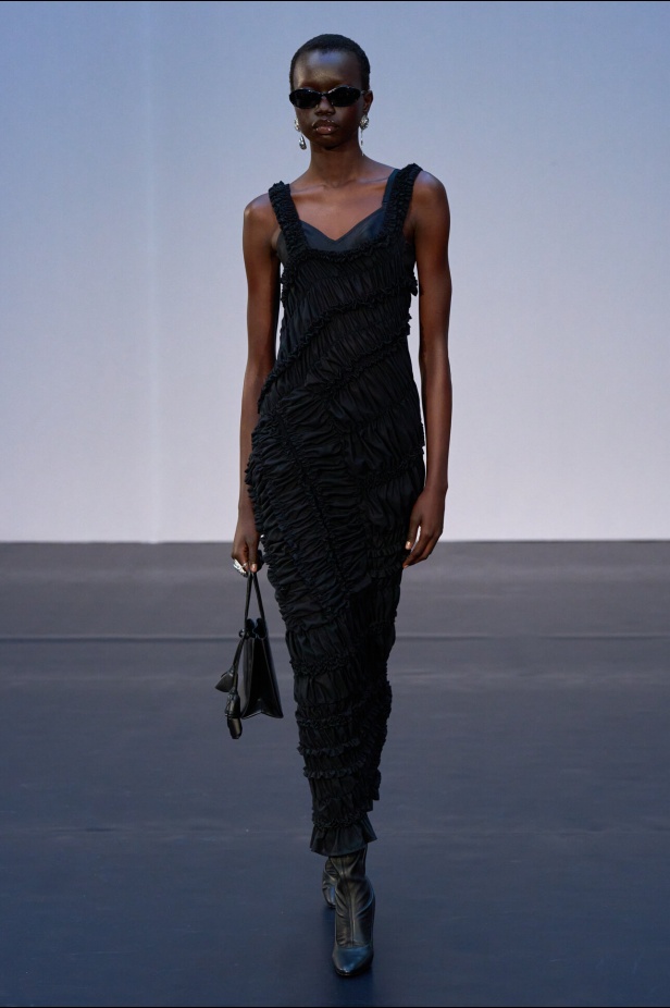 مجموعة Magda Butrym تمزج بين القوة والرومانسية في تصاميم ربيع وصيف 2026