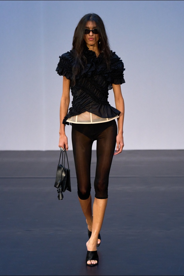 مجموعة Magda Butrym تمزج بين القوة والرومانسية في تصاميم ربيع وصيف 2026