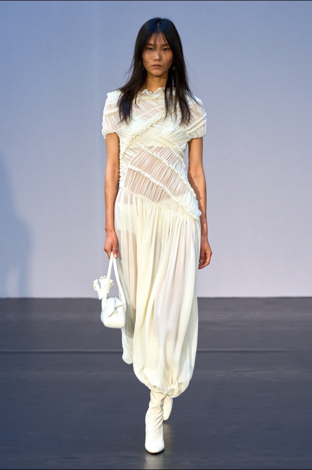 مجموعة Magda Butrym تمزج بين القوة والرومانسية في تصاميم ربيع وصيف 2026