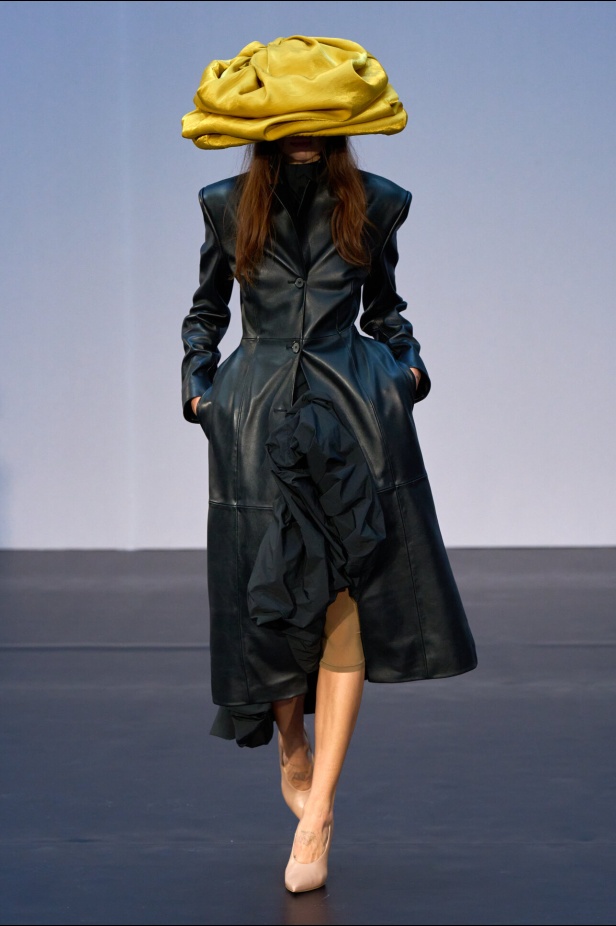 مجموعة Magda Butrym تمزج بين القوة والرومانسية في تصاميم ربيع وصيف 2026