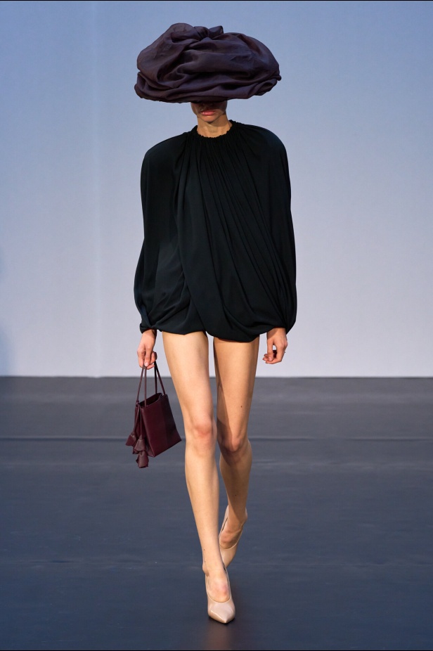 مجموعة Magda Butrym تمزج بين القوة والرومانسية في تصاميم ربيع وصيف 2026