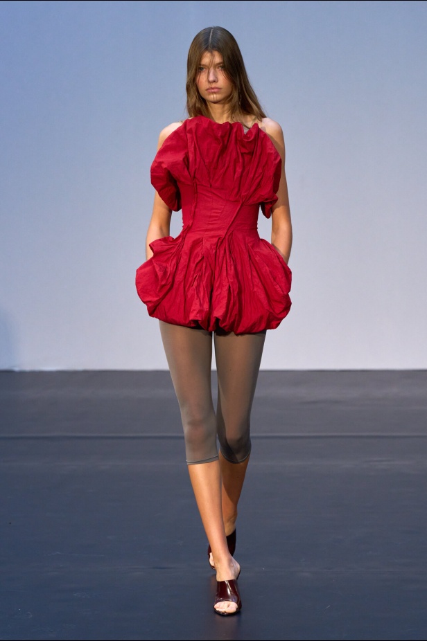 مجموعة Magda Butrym تمزج بين القوة والرومانسية في تصاميم ربيع وصيف 2026