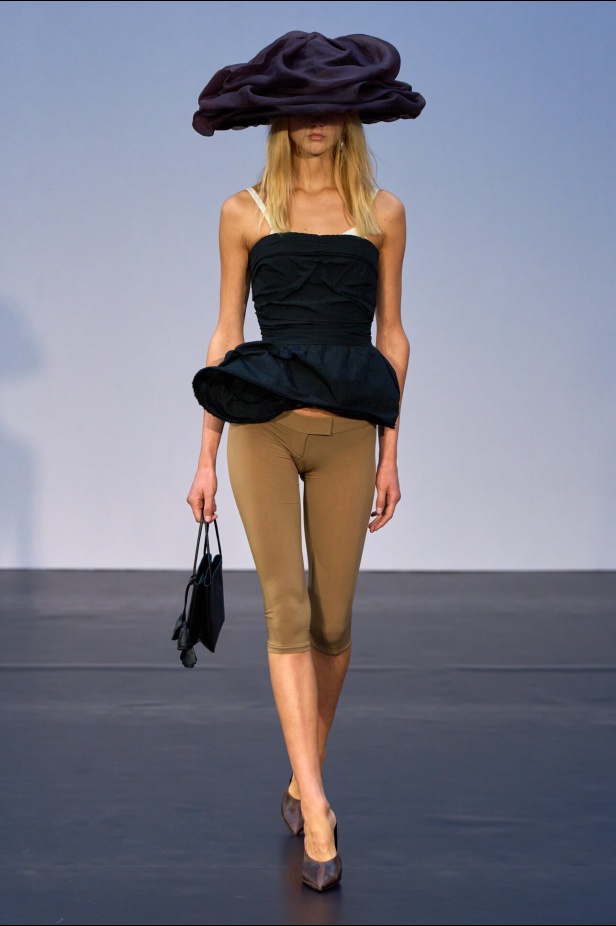 مجموعة Magda Butrym تمزج بين القوة والرومانسية في تصاميم ربيع وصيف 2026