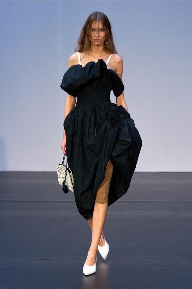 مجموعة Magda Butrym تمزج بين القوة والرومانسية في تصاميم ربيع وصيف 2026