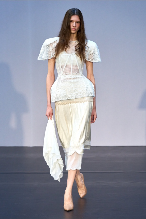 مجموعة Magda Butrym تمزج بين القوة والرومانسية في تصاميم ربيع وصيف 2026