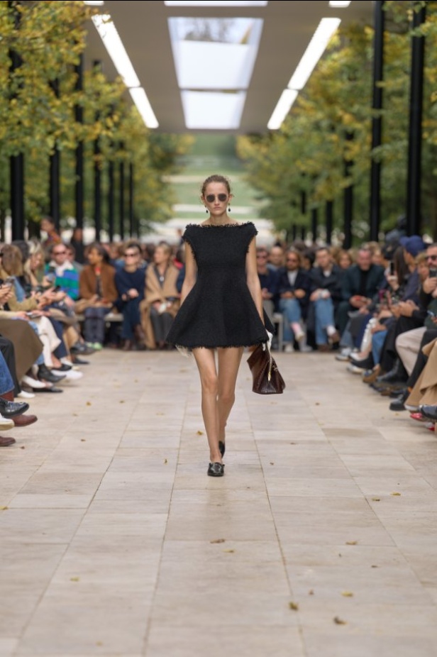 استمرارية الأناقة بروحها الباريسية في مجموعة Celine ربيع وصيف 2026 للملابس الجاهزة