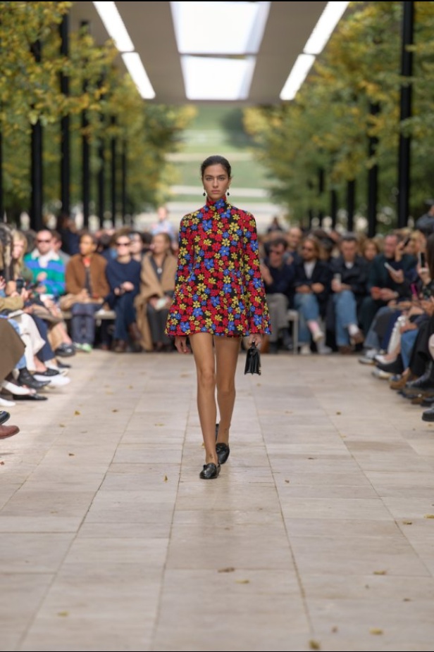 استمرارية الأناقة بروحها الباريسية في مجموعة Celine ربيع وصيف 2026 للملابس الجاهزة