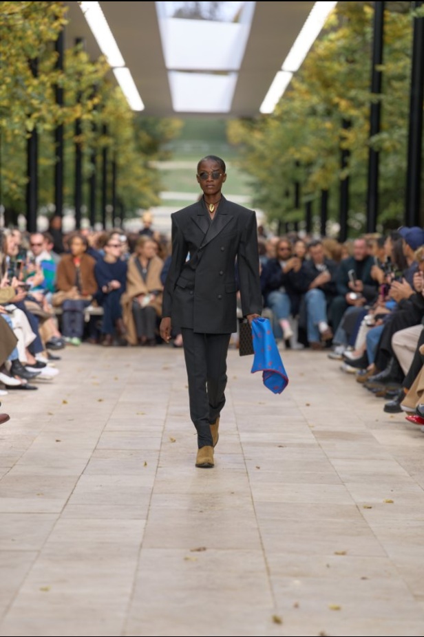 استمرارية الأناقة بروحها الباريسية في مجموعة Celine ربيع وصيف 2026 للملابس الجاهزة