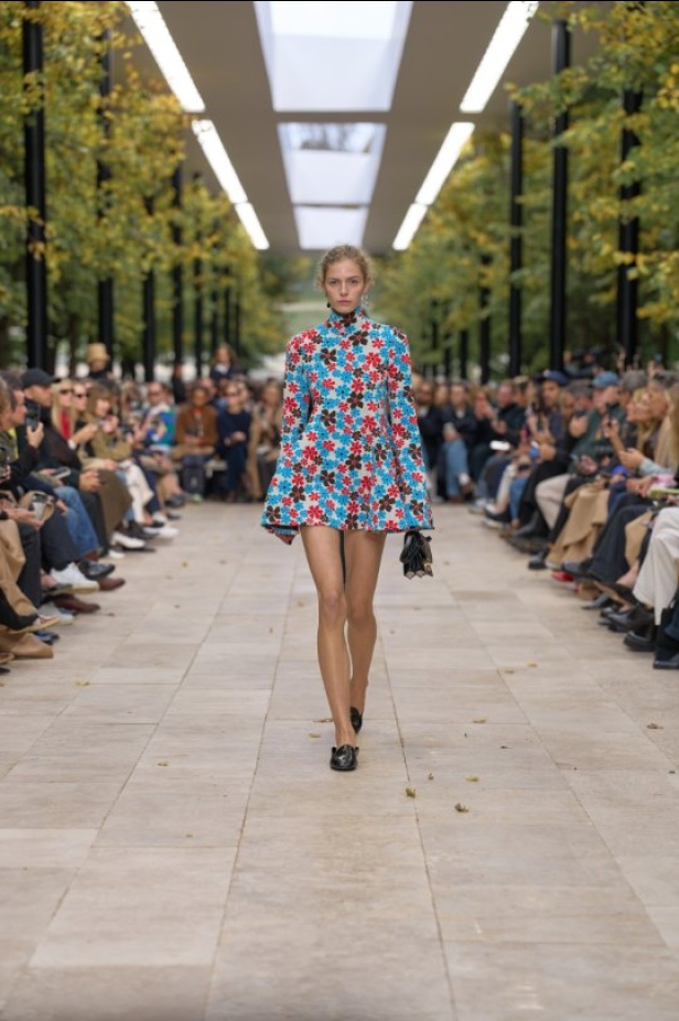 استمرارية الأناقة بروحها الباريسية في مجموعة Celine ربيع وصيف 2026 للملابس الجاهزة