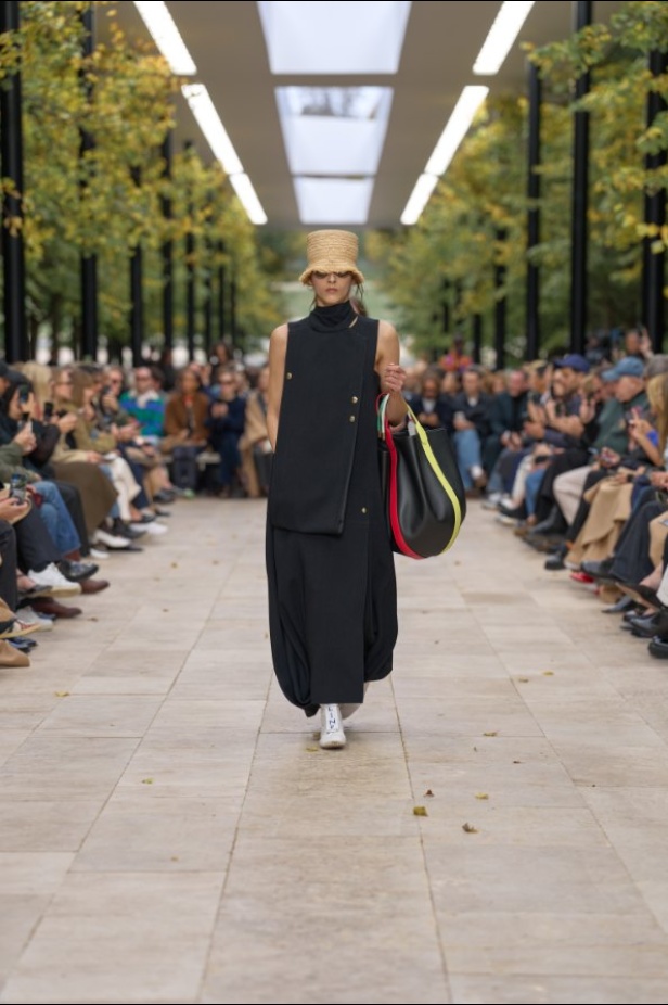 استمرارية الأناقة بروحها الباريسية في مجموعة Celine ربيع وصيف 2026 للملابس الجاهزة