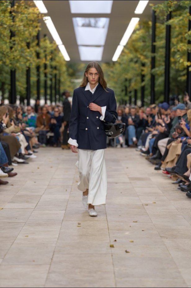استمرارية الأناقة بروحها الباريسية في مجموعة Celine ربيع وصيف 2026 للملابس الجاهزة