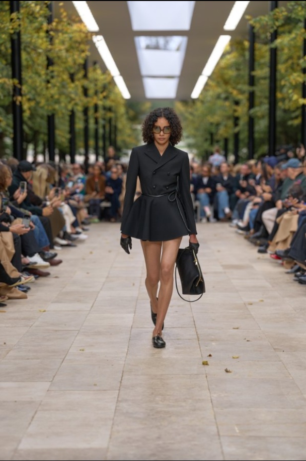 استمرارية الأناقة بروحها الباريسية في مجموعة Celine ربيع وصيف 2026 للملابس الجاهزة