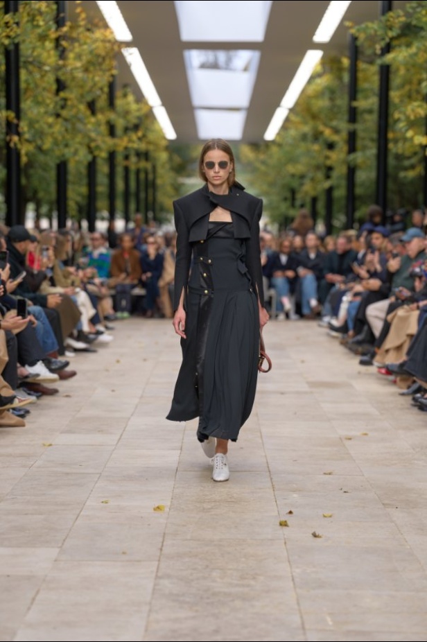 استمرارية الأناقة بروحها الباريسية في مجموعة Celine ربيع وصيف 2026 للملابس الجاهزة