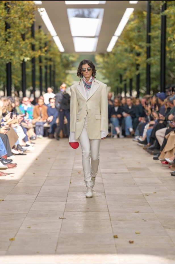 استمرارية الأناقة بروحها الباريسية في مجموعة Celine ربيع وصيف 2026 للملابس الجاهزة