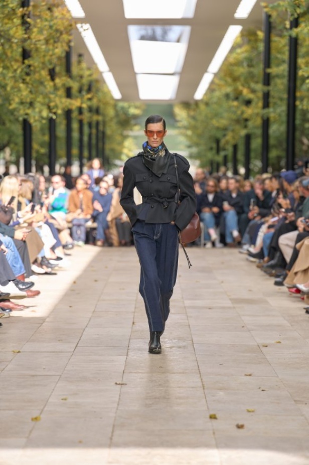 استمرارية الأناقة بروحها الباريسية في مجموعة Celine ربيع وصيف 2026 للملابس الجاهزة