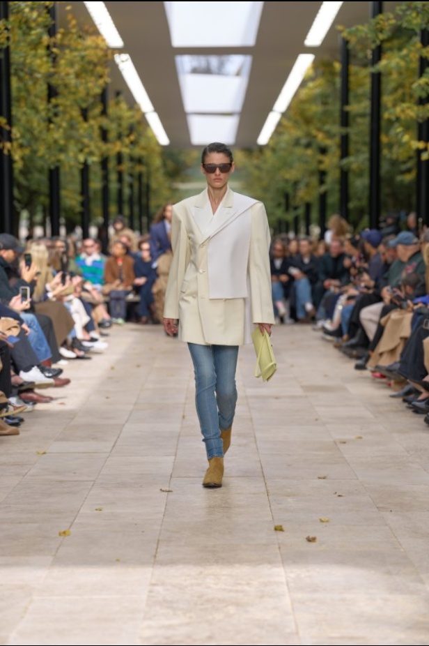 استمرارية الأناقة بروحها الباريسية في مجموعة Celine ربيع وصيف 2026 للملابس الجاهزة