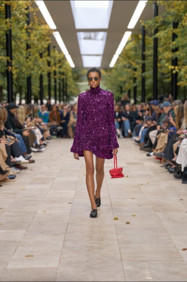 استمرارية الأناقة بروحها الباريسية في مجموعة Celine ربيع وصيف 2026 للملابس الجاهزة