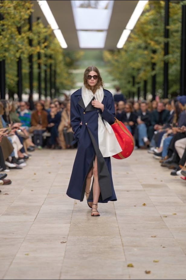 استمرارية الأناقة بروحها الباريسية في مجموعة Celine ربيع وصيف 2026 للملابس الجاهزة