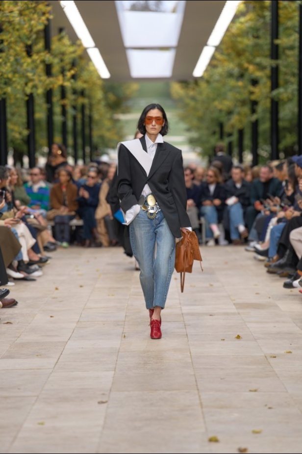 استمرارية الأناقة بروحها الباريسية في مجموعة Celine ربيع وصيف 2026 للملابس الجاهزة