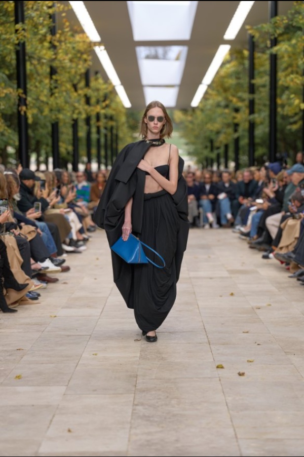 استمرارية الأناقة بروحها الباريسية في مجموعة Celine ربيع وصيف 2026 للملابس الجاهزة