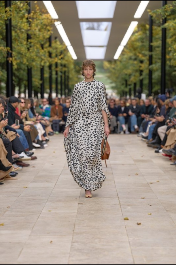 استمرارية الأناقة بروحها الباريسية في مجموعة Celine ربيع وصيف 2026 للملابس الجاهزة