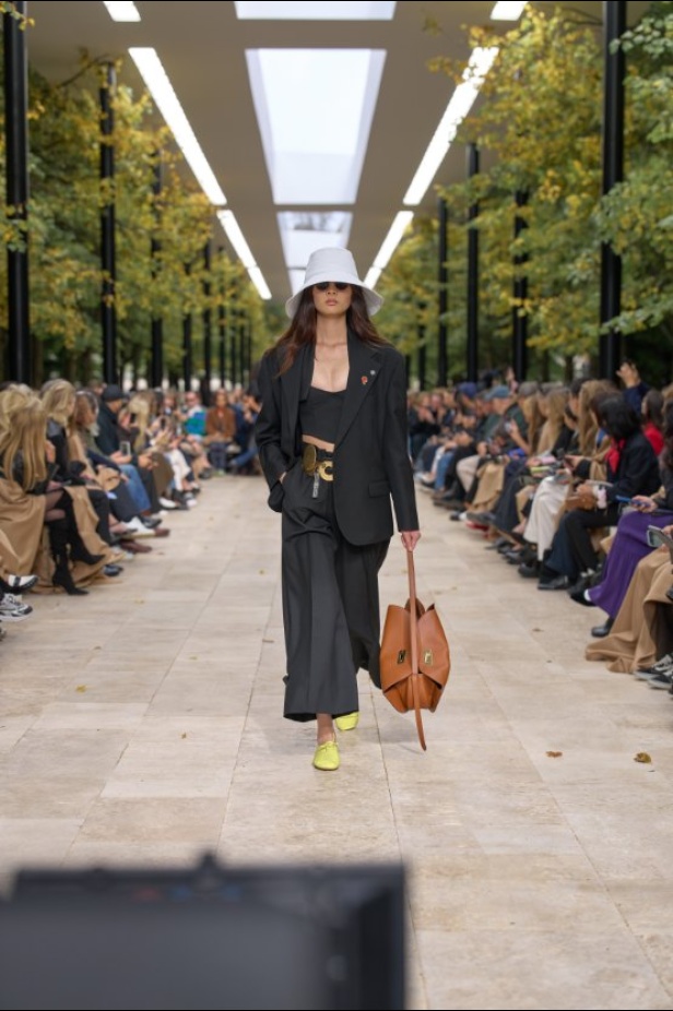 استمرارية الأناقة بروحها الباريسية في مجموعة Celine ربيع وصيف 2026 للملابس الجاهزة