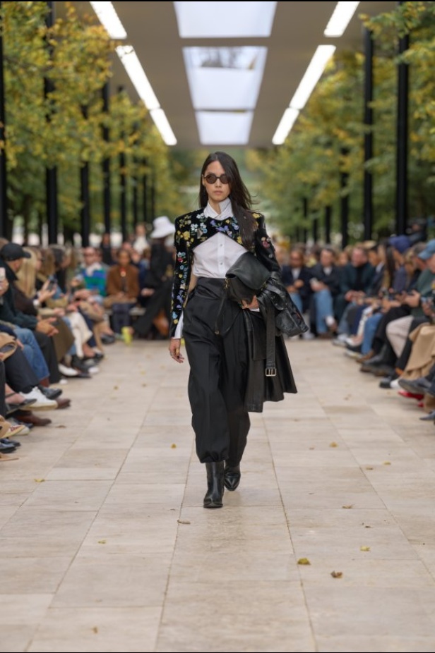 استمرارية الأناقة بروحها الباريسية في مجموعة Celine ربيع وصيف 2026 للملابس الجاهزة